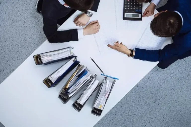 أنواع التصفية قانوناً هي تحويل الذمة المالية للشركة إلى مالٍ صافٍ من الديون وجاهز للقسمة على الشركاء، وهذه المرحلة من حياة الشركة تعبر مرحلة حاسمة ومفصلية|The types of liquidation legally refer to converting the company's financial liabilities into clear, debt-free assets ready for distribution among the partners. This phase in the life of the company is a crucial and pivotal one.