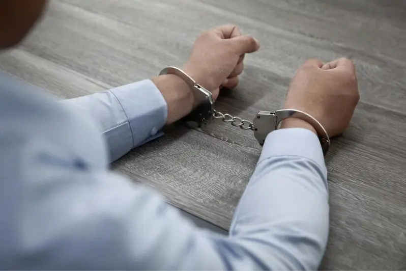 عقوبة جريمة السب والقذف في الإمارات تُعد من الجرائم التي تمس شرف وكرامة الأفراد، ويعاقب عليها القانون بشدة. حيث تشمل العقوبات الحبس والغرامة، وتختلف حسب طبيعة الفعل