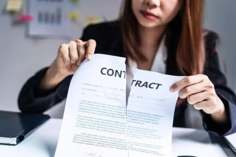 حق المشتري في فسخ عقد البيع في الإمارات يكون في حالات معينة وفقًا للقانون، من أبرز هذه الحالات وجود عيوب جوهرية في المبيع لم يكن المشتري على علم بها وقت الشراء|The buyer's right to rescind the sales contract in the UAE is granted under certain circumstances according to the law. One of the main cases is when there are fundamental defects in the sold item that the buyer was unaware of at the time of purchase.